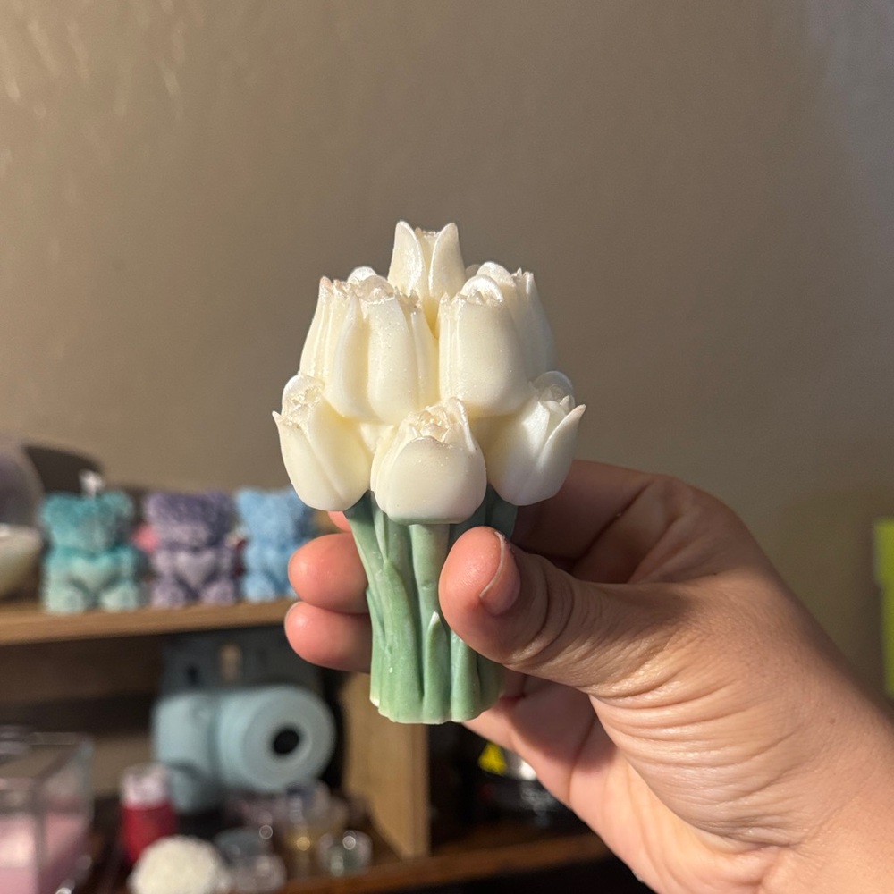 Elegant Cream Tulip Candle